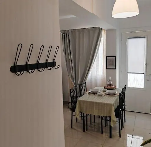 Leo's & Xerxes' Place In The Heart Of Rhodes Apartman *