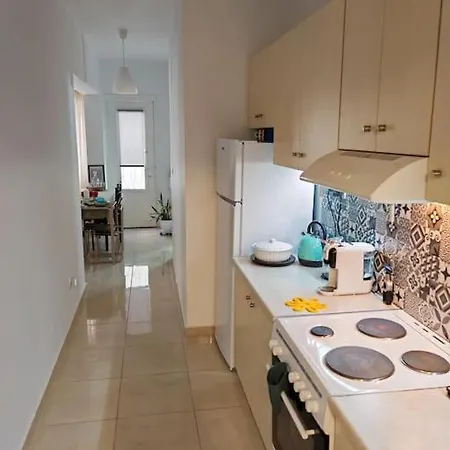 Leo's & Xerxes' Place In The Heart Of Rhodes Apartment *