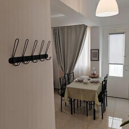 Leo's & Xerxes' Place In The Heart Of Rhodes Apartment *