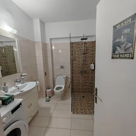 Leo's & Xerxes' Place In The Heart Of Rhodes Apartment *